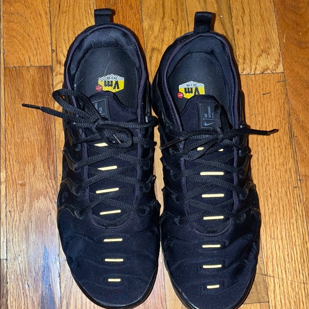 Black Nike air vapormax plus